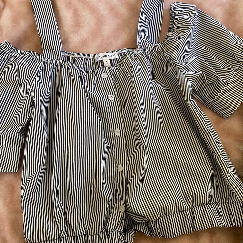 cute blouse! never worn